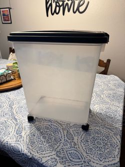 30lbs Pet food container with wheels