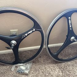 SPIN tri Spoke carbon 26” mountain bike wheel set.