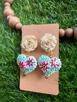 Hermosos aretes hecho con mucho amor, mandame mnsje para precio te ayudo con muchisimo gusto