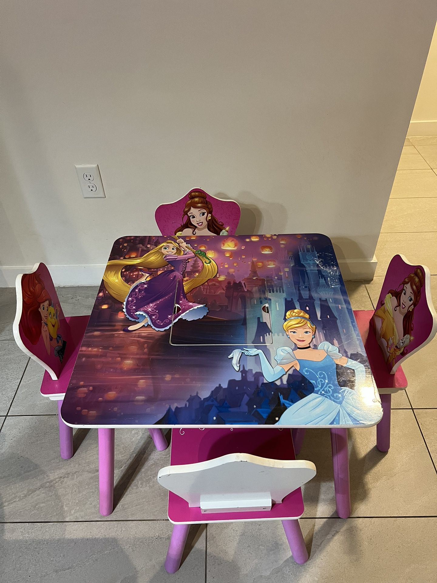 Disney princess table and 4 chairs