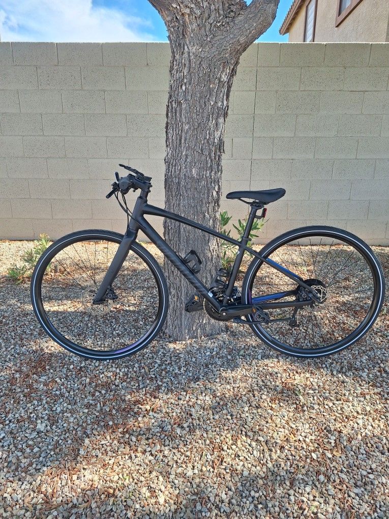 SPECIALIZED SIRRUS 700 C WHEELS  9 X 3 SPEED .HYDRAULIC DISK BRAKES LIKE NEW