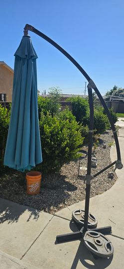Cantilever Aluminum Solar Patio Umbrella features a durable teal