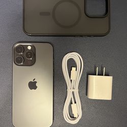 Practically NEW iPhone 15 Pro Max - 256gb, Unlocked + FREEBIES