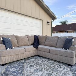 Living Spaces Gray Sectional DELIVERY AVAILABLE 