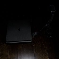 PS4 Slim Included with Remote and Desktop Headphone Holder and charging station 