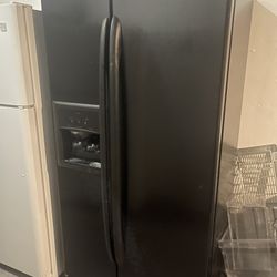 Black refrigerator. Everything works great. We sell all the time 300 with delivery.