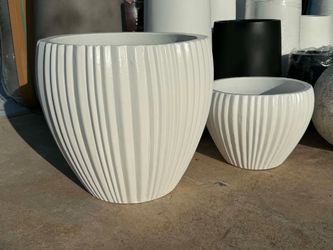 Lightweight concrete planters