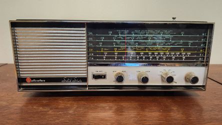 Beautiful Mid Century table top radio. Hallicrafters S-214