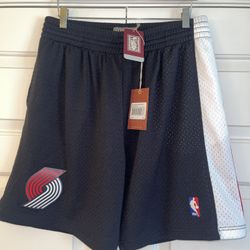 Men's sz L Mitchell and Ness blazers swingman shorts (like new)