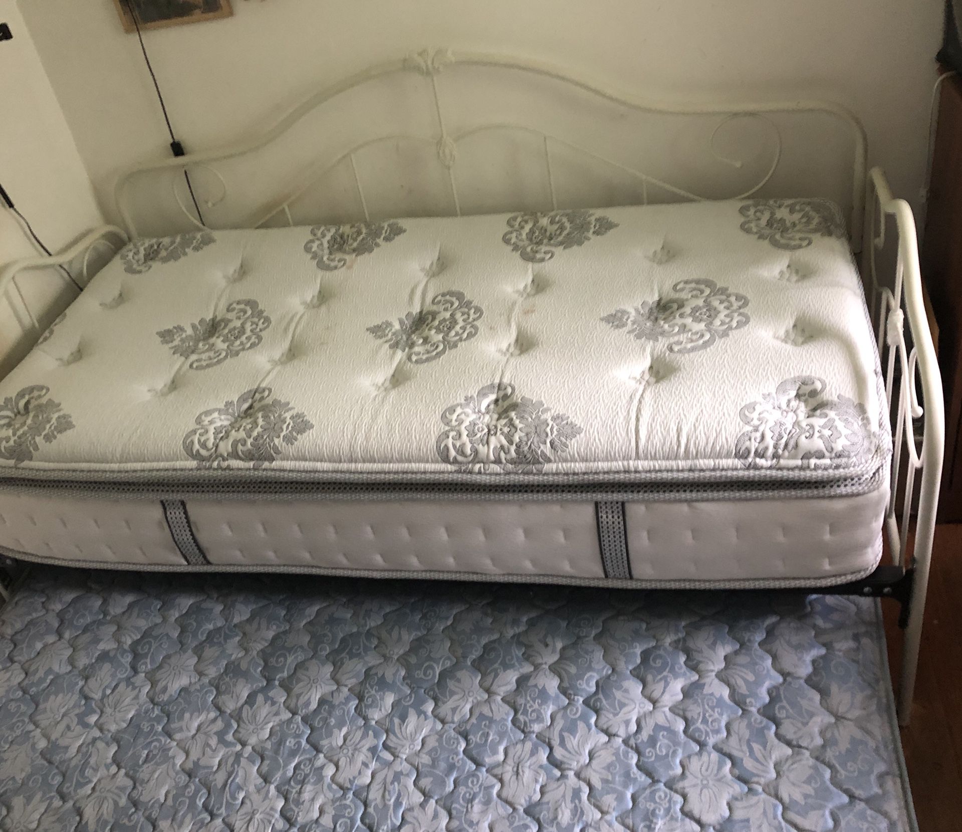Day bed with trundle twin size