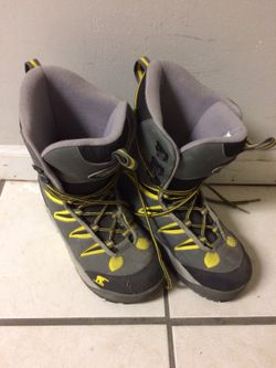 Snowboard boots size 6