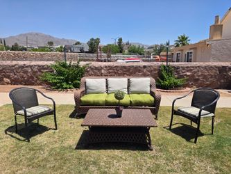 Patio furniture, all cushions are included/Muebles de patio, todos los cojines estan incluidos
