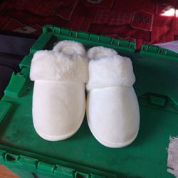 Ladies New Slippers Size 7/8