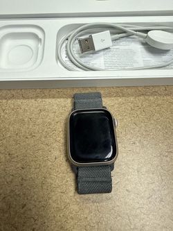Apple Watch Series 9 Aluminum Starlight 41 mm & charger