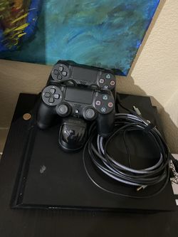 PS4 500 GB 2 Controllers