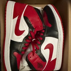 Jordan 1 mid Alternate bred toe. W10 M8.5