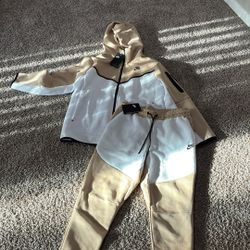 Nike Tech Size Large 