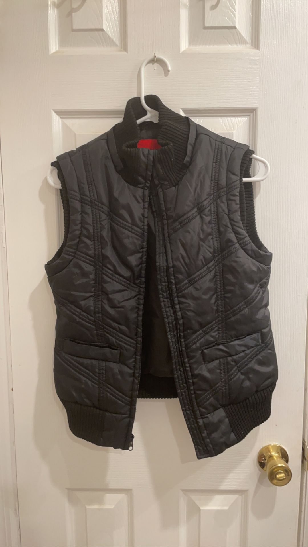 EUC! Mossimo black winter puffer vest size small