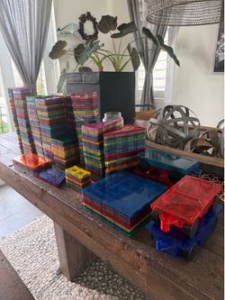 Magnatiles, multicolored magnetic building blocks