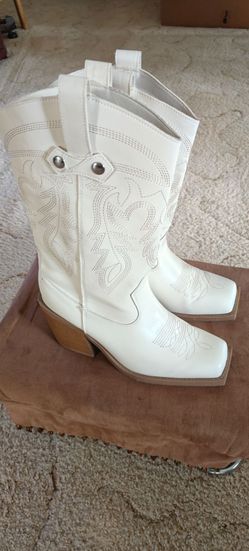 14" Tall  Lady Western Cowboy Boots in ivory leather, Right boot size 9, Left boot size 8