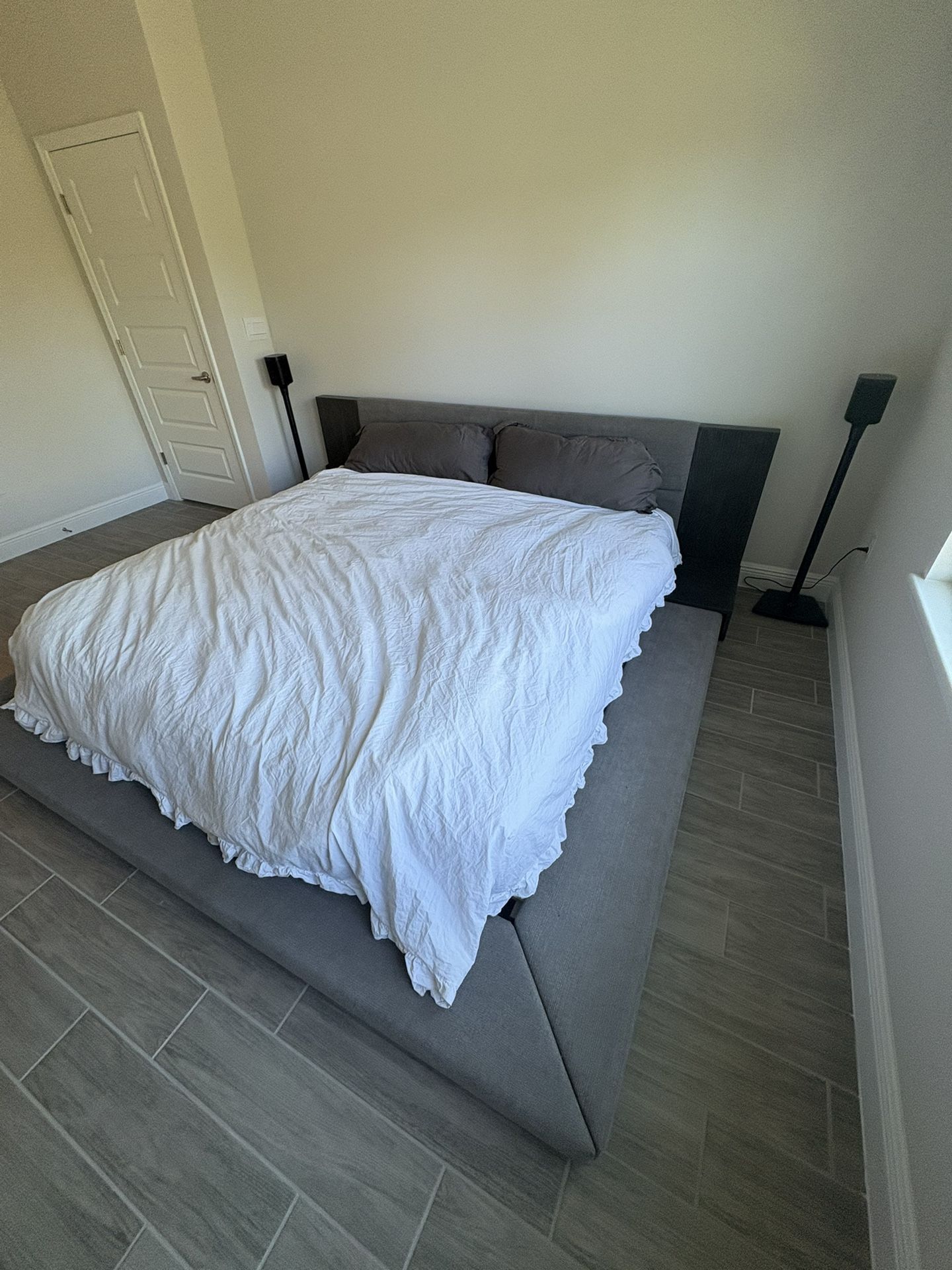 Modern Upholstered King Bed Frame – Gray Platform Style