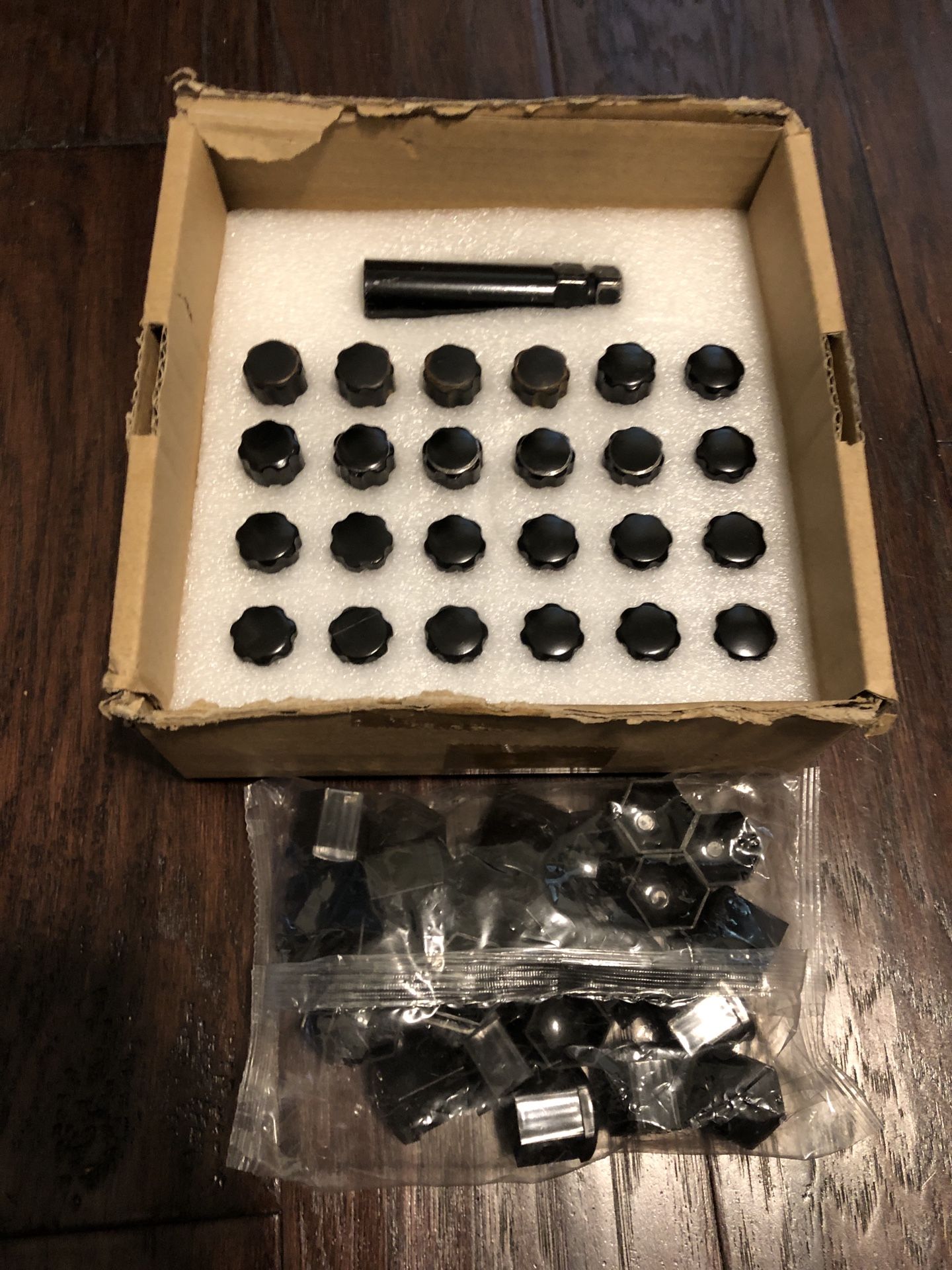 Lexus/Toyota Wheel Lug Nuts with key