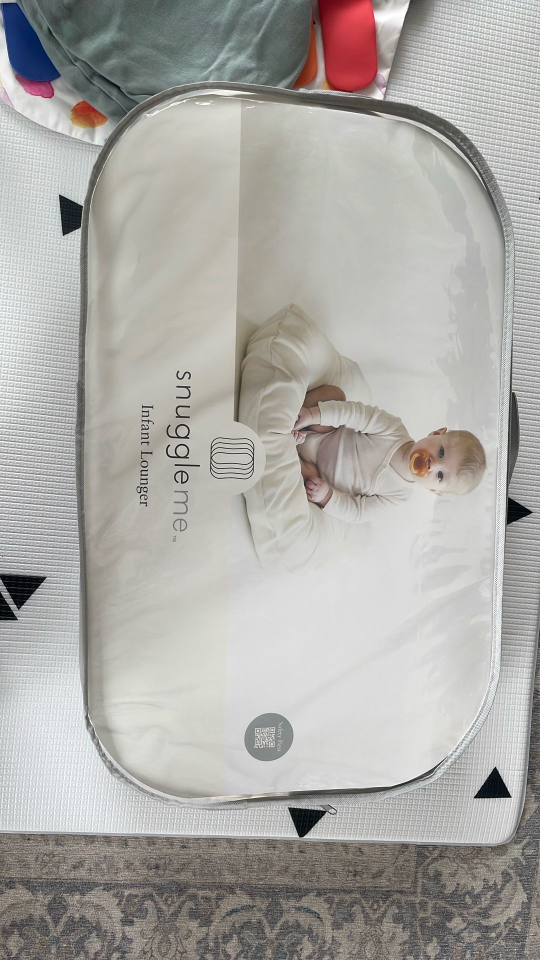 Snuggle Me: Infant lounger