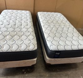 2 XL TWIN beds