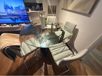 TABLE WIT 4 chairs