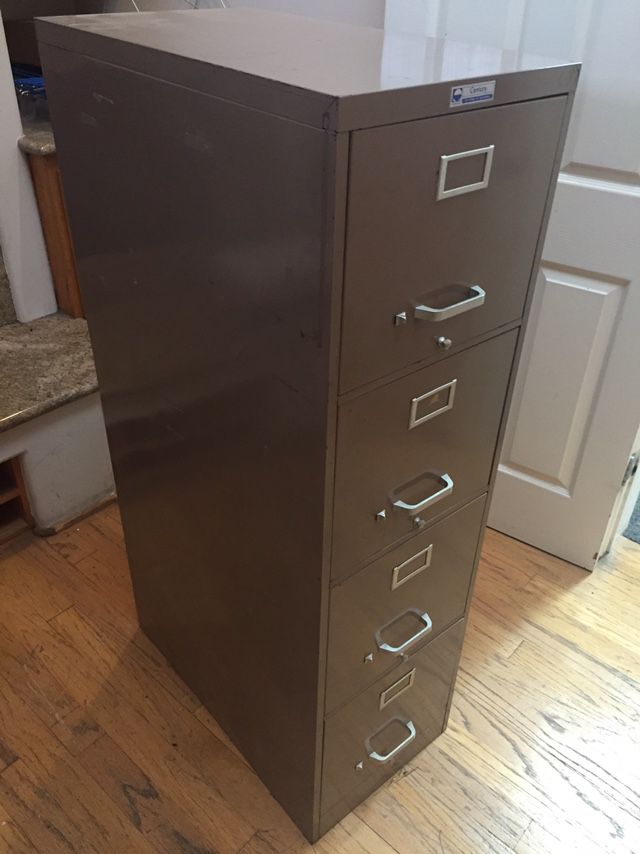 Letter size filing cabinet in excellent condition no locks no keys in North Hollywood