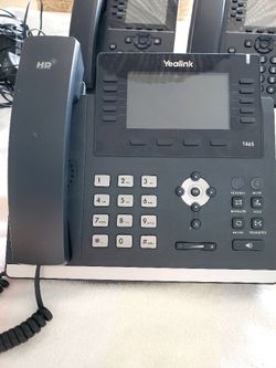 5 VOIP OFFICE DESK PHONES 4 POLYCOM AND 1 YEALINK