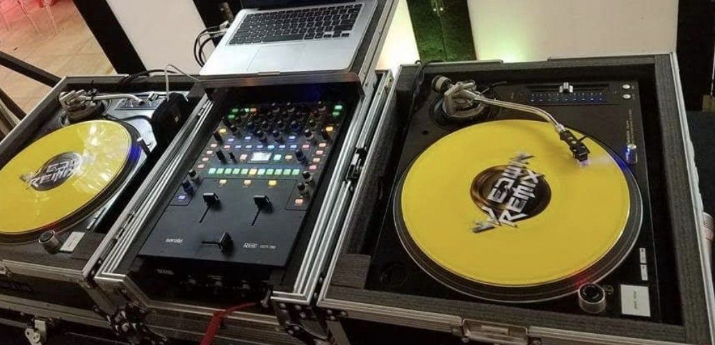 VENDO TORNAMESAS THECCNICS CON MIXER