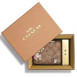 COACH BOXED LARGE JEWELRY BOX & EARRINGS SET IN SIGNATURE CANVAS WITH EVERGREEN FLORAL PRINT IN GOLD/KHAKI