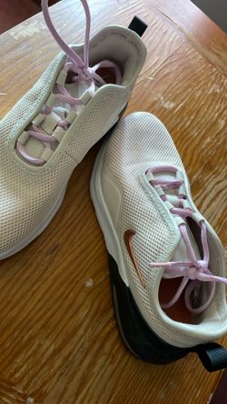 Female Nike shoes (Size 6)