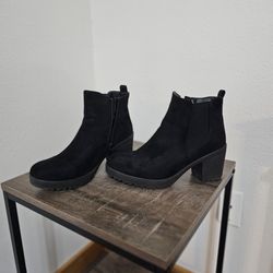 Boots Black Size 10