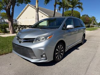 Toyota Sienna Minivan Silver