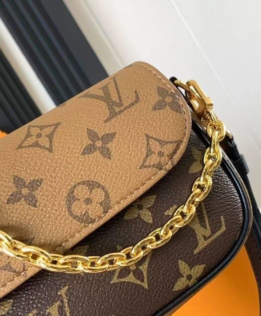 Ms. Lv's bag