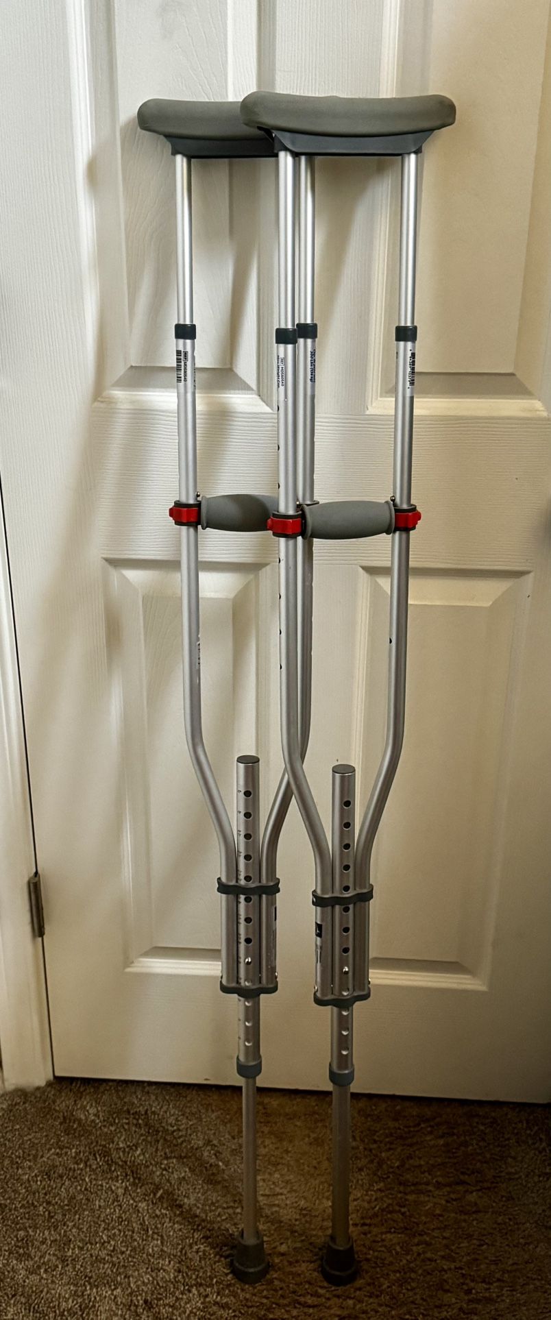 Medline Adjustable Quick-Fit Crutches Easily Adjusts to Fit Kids, Adults & Seniors Between 4’7”– 6’7” Tall — Mobility Aid Supports Up To 300 lbs.