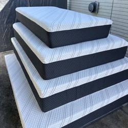 Full Size Mattress Memory Foam 12"    New Mattress In A Plastic Sealed 