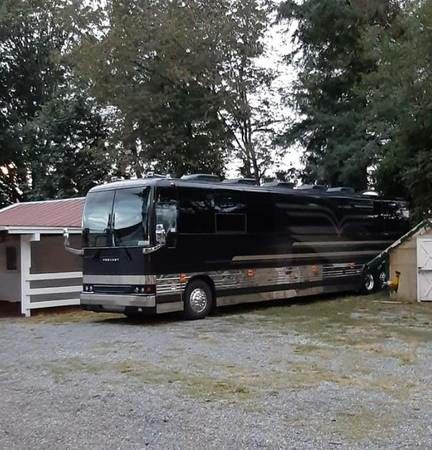 Prevost RV / Diesel Pusher Motorhome/ 12 Bunk Tour Bus