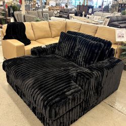 Chaise W / Cup Holders And USB