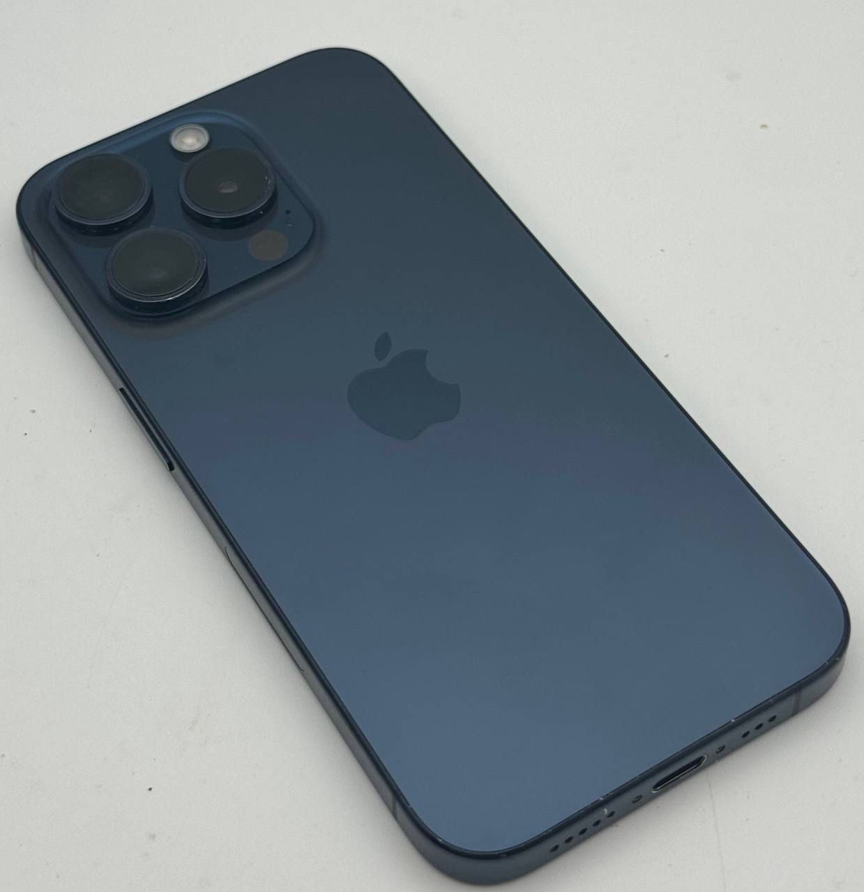Apple iPhone 15 Pro 128gb blue Titanium - locked AT&T Battery 90%