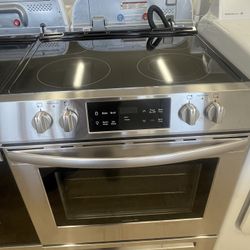 Frigidaire Stainless Steel Glasstop 220v Electric Stove In Excellent Working Condition Like New
