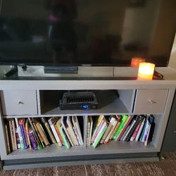 MODERN TV CONSOLE/ENTERTAINMENT CENTER