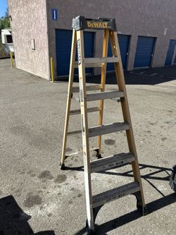 Escalera Y Cajas Para Construcción