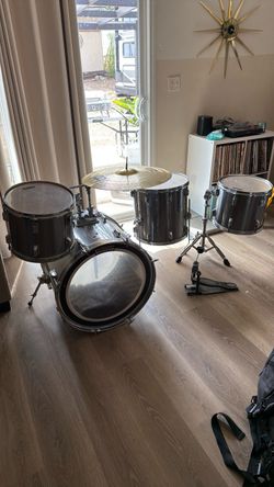 Incomplete pearl drumset