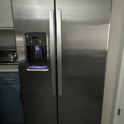 G.E. Refrigerator Side By Side With Ice Maker &Water only 6 Months Old 