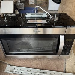 Like New - 2024 Whirlpool 1.7 Cu ft Microwave