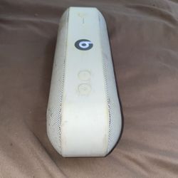 Powerful Wireless Speaker   Comes With Charger YBluetooth Beat+pills Long  Lasting Battery Very Loud Speaker  Bass!  Asking $25.00 Hablo Español 