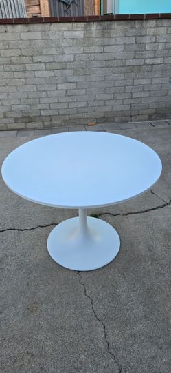 White Round Pedestal Dining Table